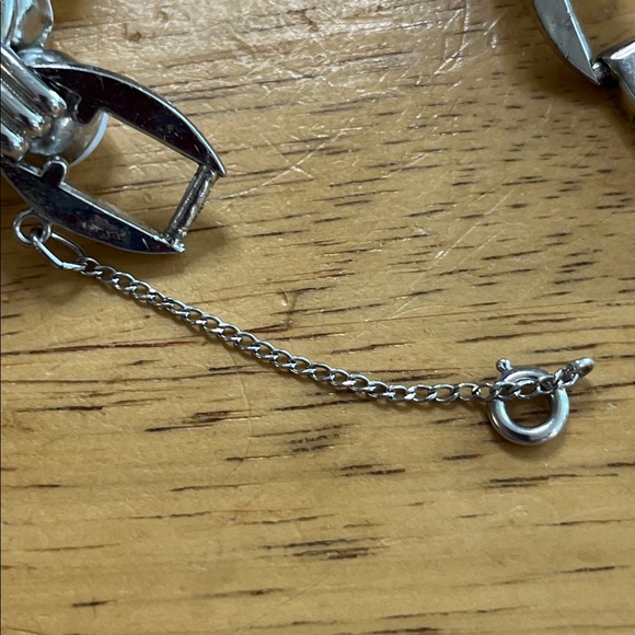 Amazing vintage D & E Juliana white milk glass and clear rhinestone bracelet - Picture 7 of 7